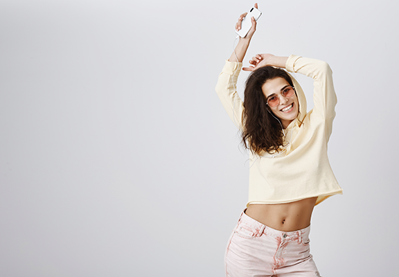 Mulher brasileira feliz